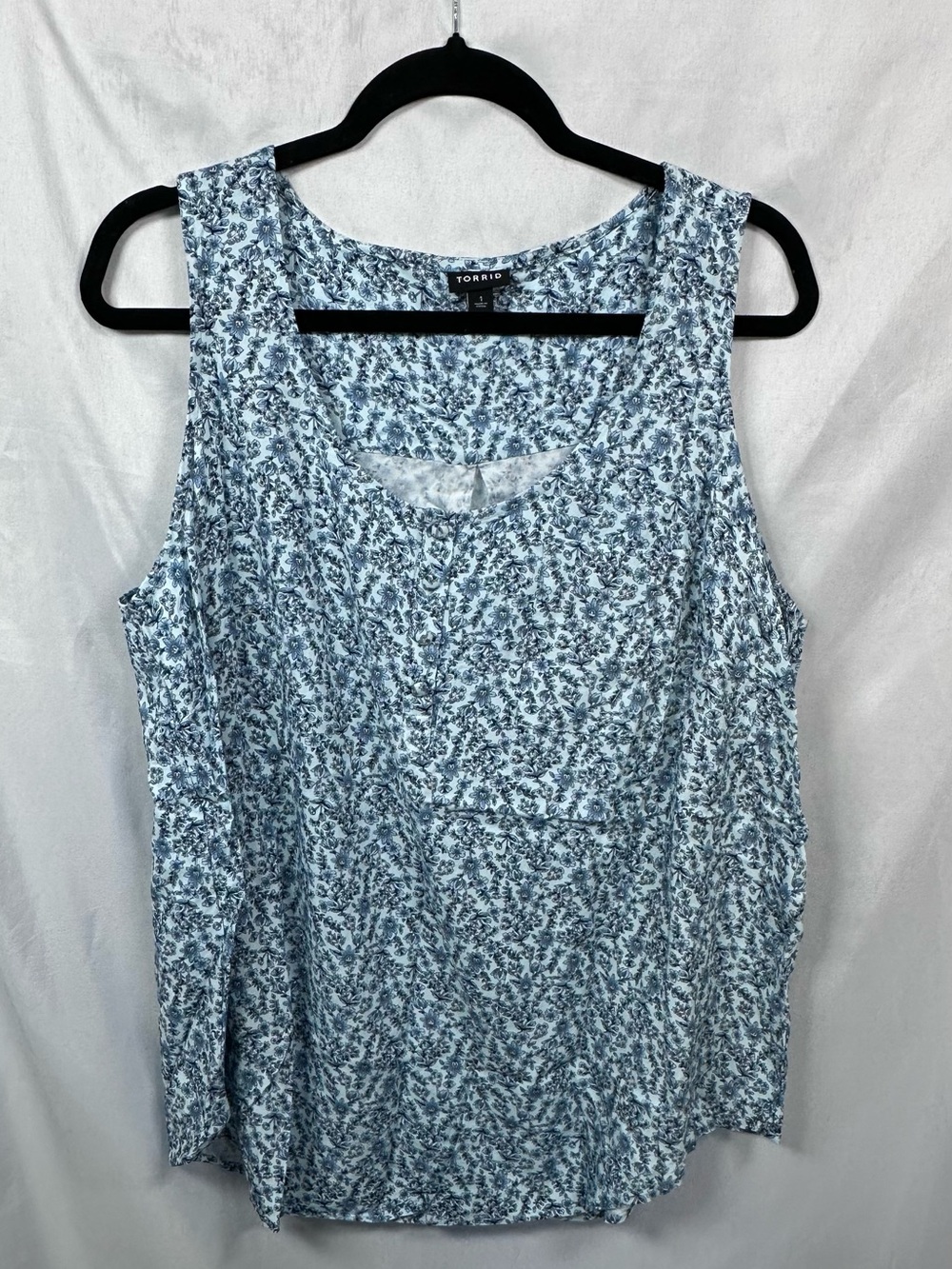 Torrid light blue and white ditsy floral print cami Size 1